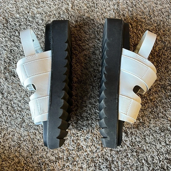 Madden NYC Women’s Size 6 Platform Buckle Strap Chunky  Sandals - Picture 3 of 9